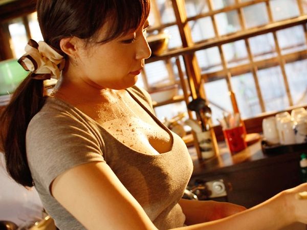 【熟女】色気がすごい巨乳義母で肉棒がガチガチに…理性を捨てて家族のマンコを何度も突きまくる…