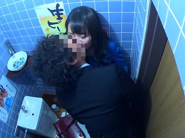 【素人熟女】居酒屋で1人で飲んでる寂しい熟女をナンパ‼︎キスして発情したチョロい女をハメるｗｗ